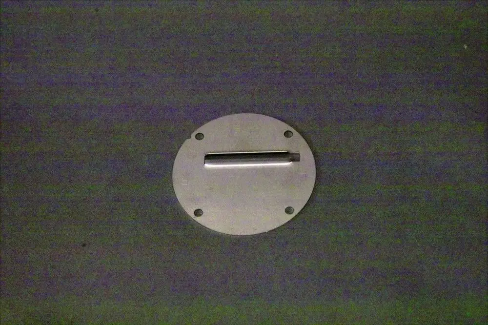Runde Metallplatte mit einer schmalen Öffnung in der Mitte, versehen mit mehreren Befestigungslöchern. Produkt von Brötje zur Luftregulierung.
