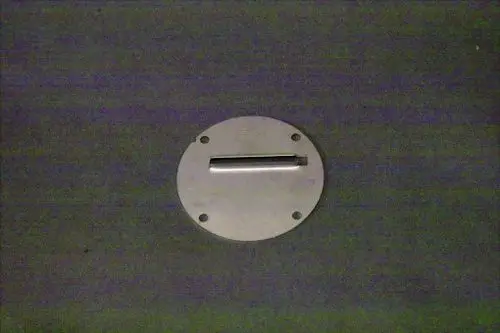 Runde Metallplatte mit einer schmalen Öffnung in der Mitte, versehen mit mehreren Befestigungslöchern. Produkt von Brötje zur Luftregulierung.
