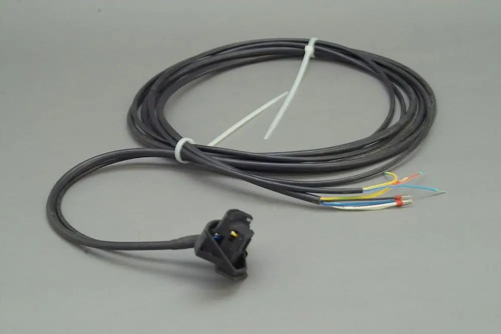 Brötje Leitung für Ventilator mit schwarzem Kabel und mehreren farbigen Drähten, ausgelegt für elektrische Verbindungen, auf hellem Hintergrund.
