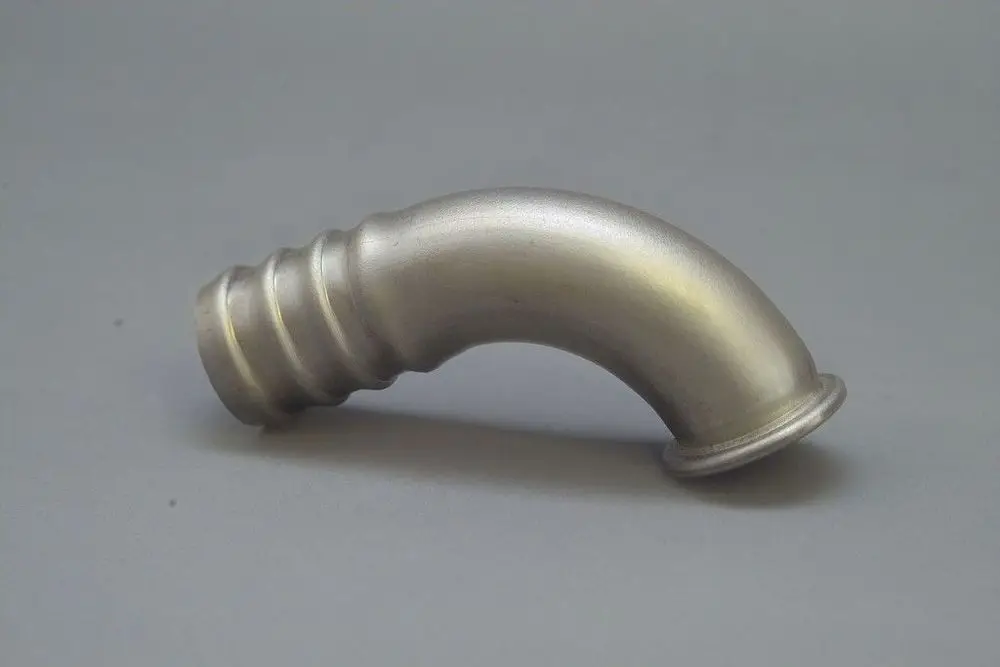 Heller Metallbogen mit Anschlüssen an beiden Enden, eingesetzt in Heizungsanlagen. Einsatzmöglichkeiten bei Brötje Produkten zur Wärmeverteilung.