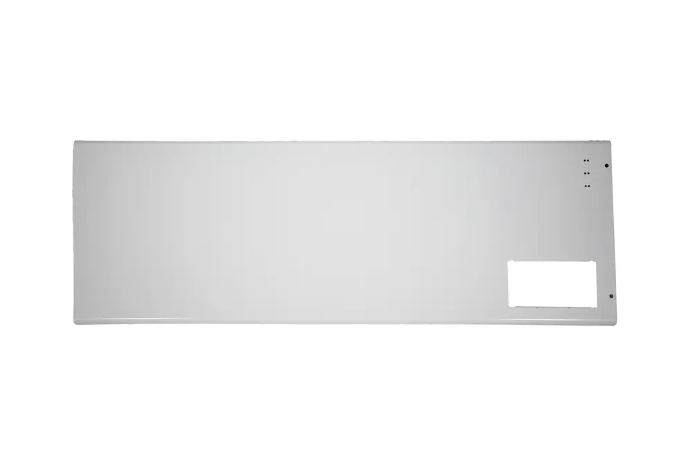 Weißes, flaches Verkleidungselement von Brötje mit rechteckiger Aussparung und mehrere Löcher an der Oberseite, auf einem neutralen Hintergrund.