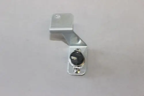 Temperatursensor von Brötje, silbernes Metallteil mit einer Montageplatte und einer runden Sensoröffnung. Einsatz in Heizungs- oder Klimaanlagen erkennbar.