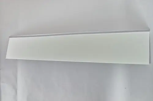 Weißes Blechteil vor hellem Hintergrund, das möglicherweise für die Abdeckung oder Montage in Heizsystemen von Brötje verwendet wird.