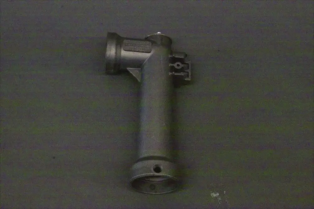 Halterung aus grauem Material, möglicherweise für eine Düsenstock-Anwendung, mit seitlichem Befestigungsansatz, typischer Befestigungstechnik von Brötje.