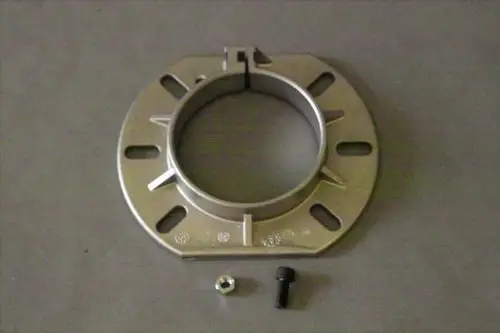Metallischer Kesselflansch von Brötje mit runder Öffnung und mehreren Montagebohrungen. Enthalten sind eine Schraube und eine Mutter.