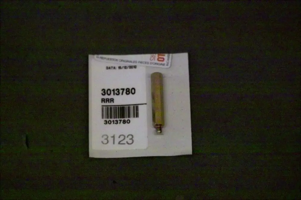 Brötje Indexstift auf einem weißen Etikett mit Barcode, die Nummer 3013780 und anderen Kennzeichnungen sichtbar. Der Stift hat eine zylindrische Form und einen metallischen Look.