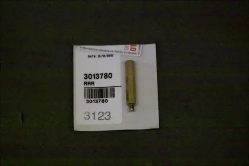 Brötje Indexstift auf einem weißen Etikett mit Barcode, die Nummer 3013780 und anderen Kennzeichnungen sichtbar. Der Stift hat eine zylindrische Form und einen metallischen Look.