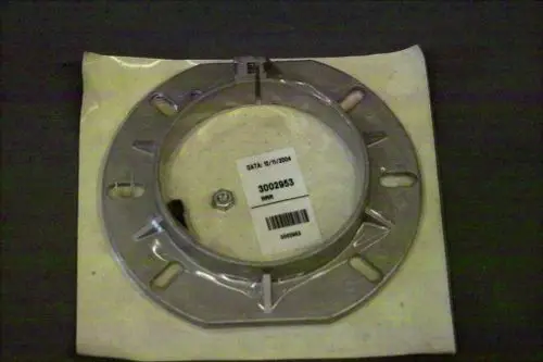 Brötje Kesselflansch in transparenter Verpackung, runder Metallrahmen mit mehreren Montageöffnungen, Zubehörteil für Heizungsanlagen.