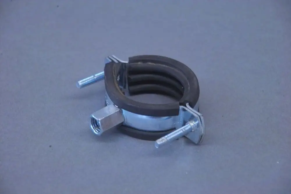 Rohrbefestigung von Brötje mit einer Metallklammer und Gummidichtung, ausgestattet mit zwei Schrauben zur Fixierung, auf grauem Hintergrund.