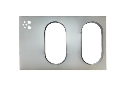 Verkleidungsdeckel in Silberfarbe mit zwei ovalen Ausschnitten und drei kleinen Löchern, hergestellt von Brötje.