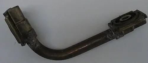 Brötje Anschlussrohr mit einer gebogenen Form. Ein Ende mit einer Halterung, das andere Ende hat eine aufliegende Verbindung. Metallische Oberfläche, für Heizungsanwendungen geeignet.