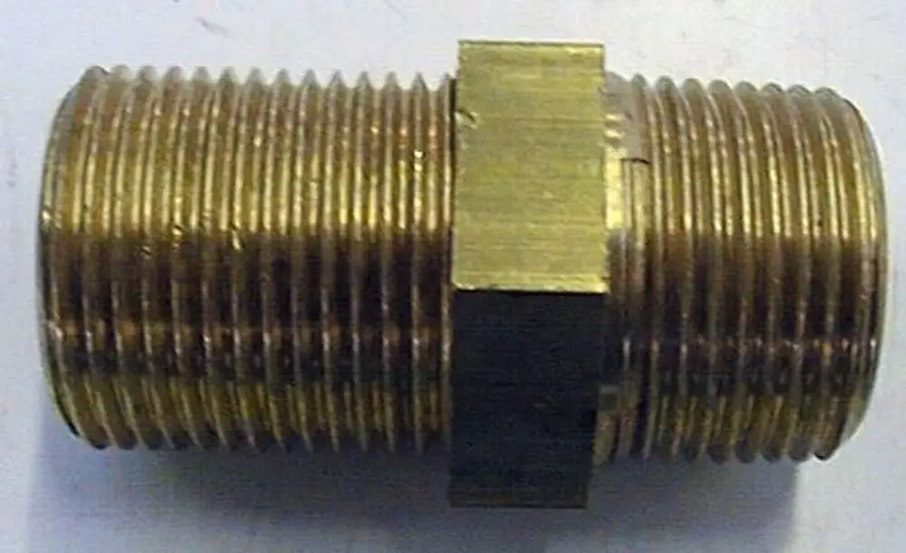 Brass Doppelnippel mit geriffelter Oberfläche und einem hexagonalen Abschnitt, möglicherweise von der Marke Brötje, zur Verbindung von Rohrleitungen.