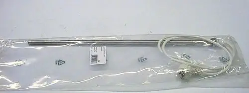 Brötje Heizpatrone in einer transparenten Verpackung, besteht aus einem langen Metallstab mit angeschlossenem weißen Kabel und Stecker.