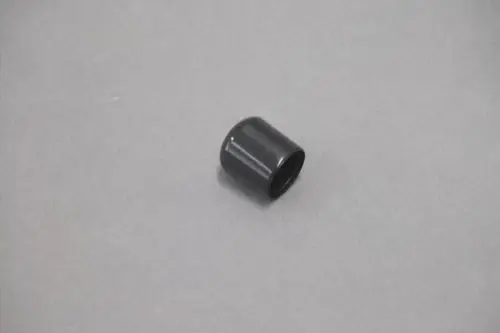 Schwarze, zylindrische Kappe für einen Siphon, wahrscheinlich von der Marke Brötje. Auf glattem Untergrund platziert.