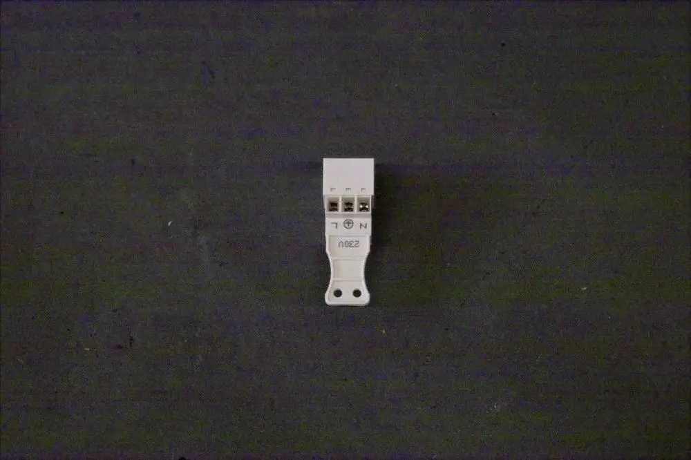 Weißer Netzstecker von Brötje mit mehreren Anschlussmöglichkeiten und Kennzeichnung für Phase (L) und Neutralleiter (N) auf der Vorderseite.