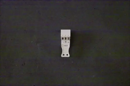 Weißer Netzstecker von Brötje mit mehreren Anschlussmöglichkeiten und Kennzeichnung für Phase (L) und Neutralleiter (N) auf der Vorderseite.