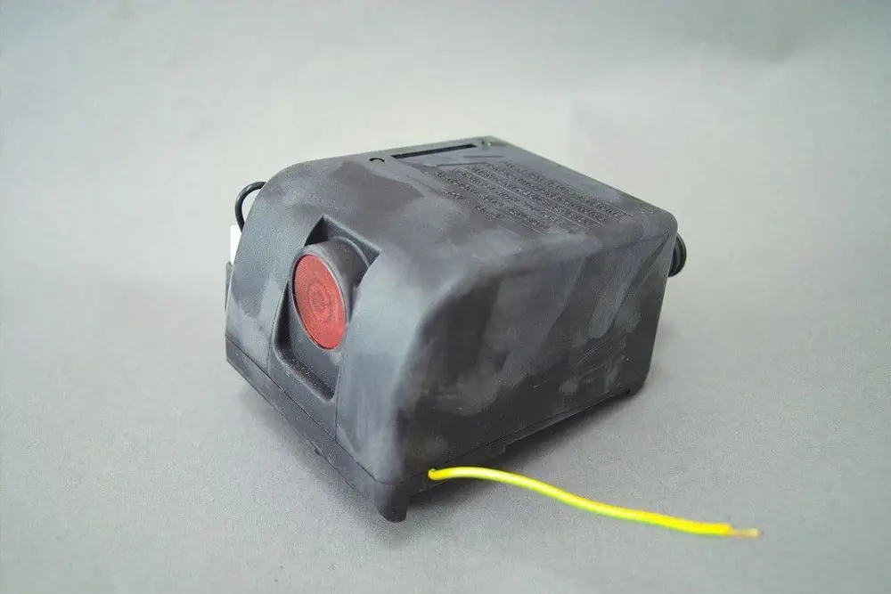 Schwarzes Steuergerät mit rotem Knopf und gelbem Kabel. Das Produkt ist von Brötje und weist technische Beschriftungen auf.