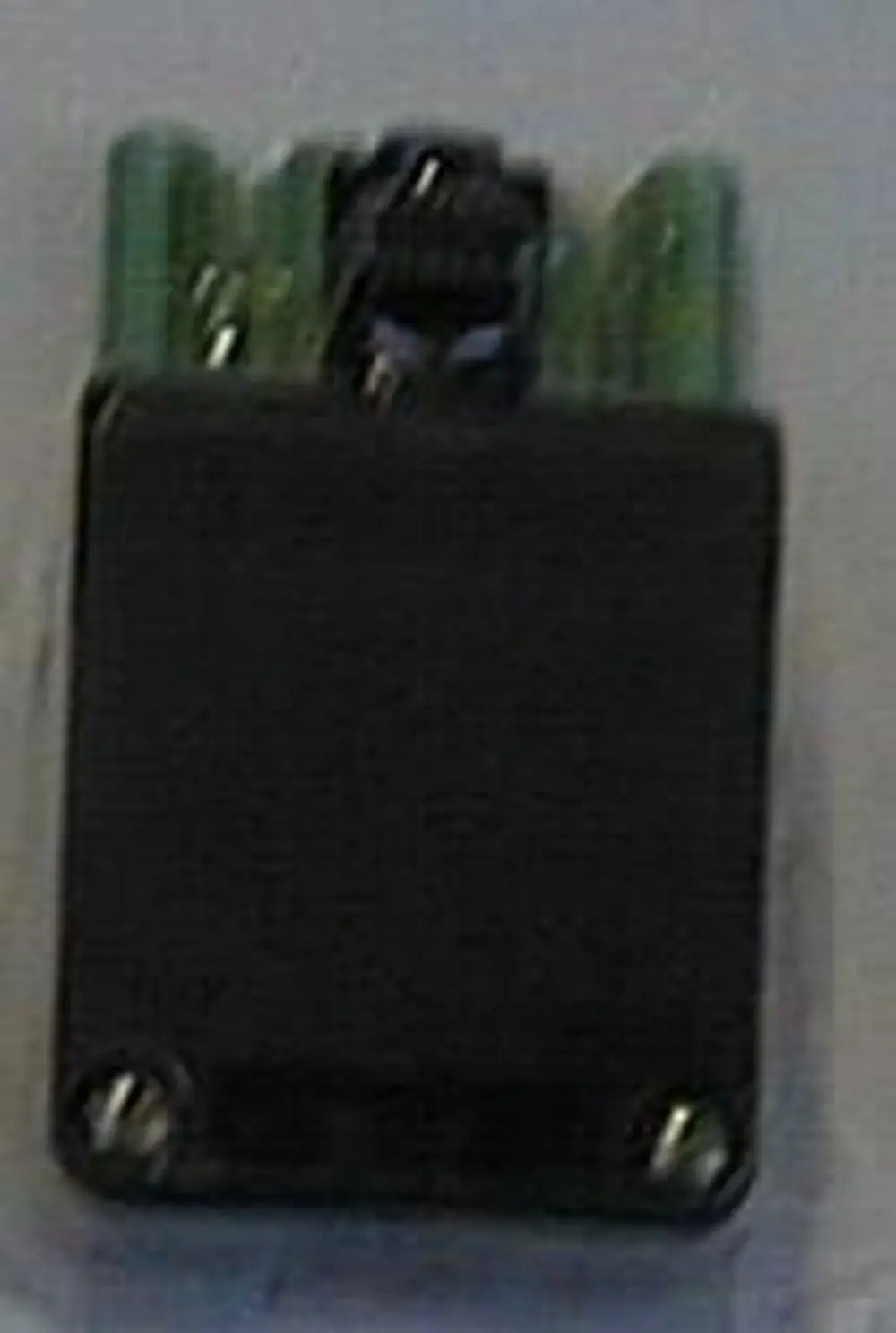 Stecker mit vier Polen in schwarzem Gehäuse, der zur Verwendung in Produkten der Marke Brötje geeignet ist.