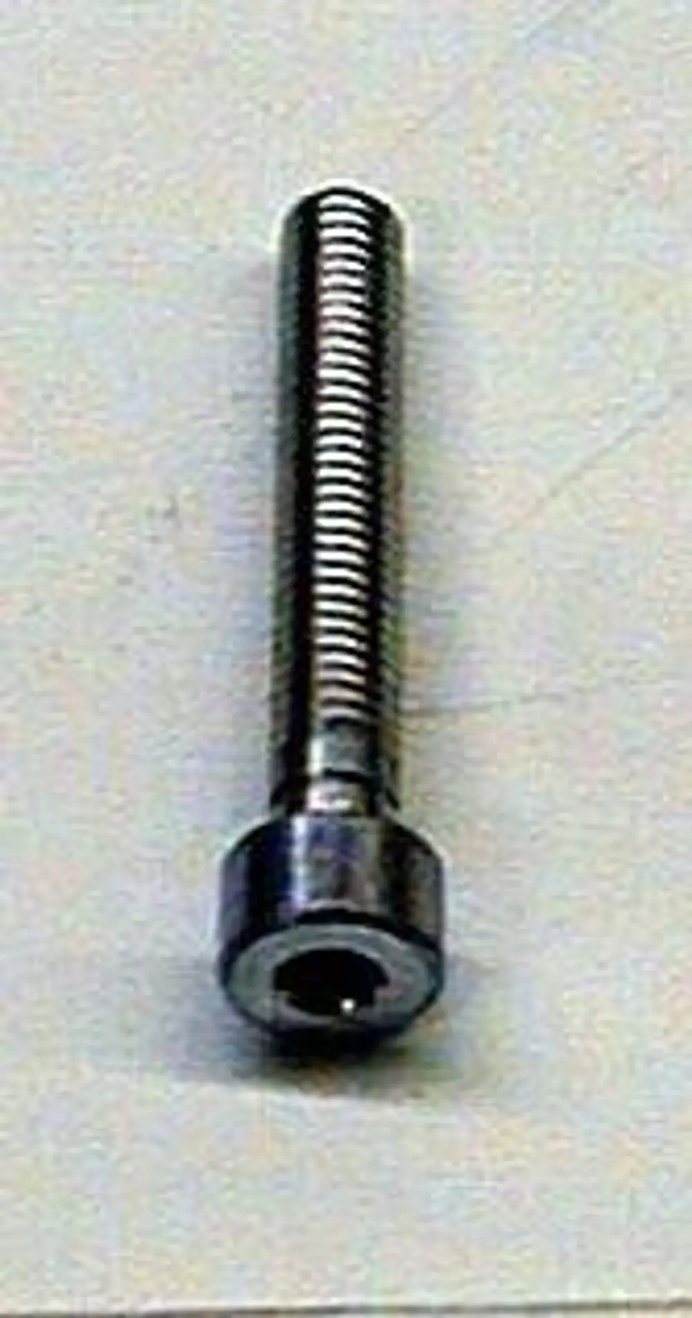 Stellschraube aus Metall für die Düsenstockverstellung, möglicherweise im Zusammenhang mit Produkten von Brötje. Klar erkennbares Schraubengewinde und eine Suchfläche für Einsatzwerkzeuge.