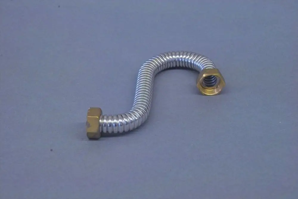 Brötje Rücklaufschlauch mit einem S-förmigen gebogenen Metallrohr, zwei anschließbaren Enden, das zum Anschluss von Heizsystemen dient.