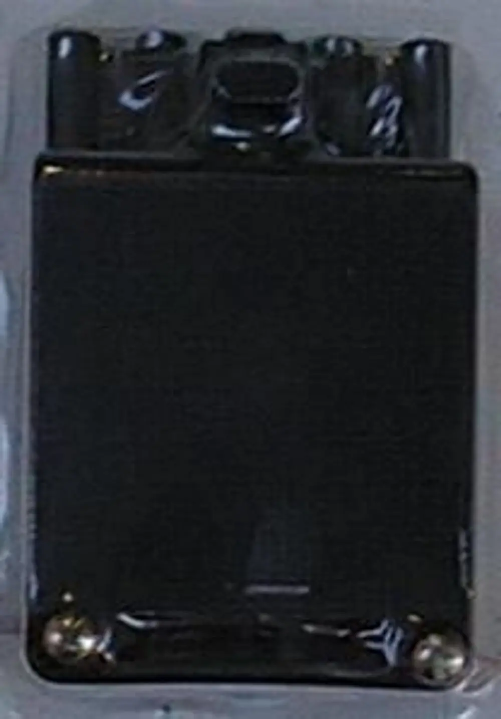 Schwarzer Brötje-Stecker mit vier Polen, sichtbar sind auch zwei metallische Anschlussstellen. Der Stecker hat eine kompakte Form und glatte Oberflächen.
