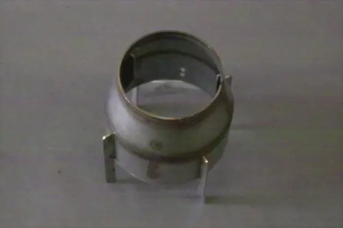Edelstahl-Rücklaufadapter mit Klemmen zur Befestigung, möglicherweise Teil eines Heizsystems von Brötje zur Regelung von Rücklaufwasser.