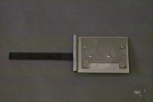 Brötje Luftklappe mit Metalloberfläche und seitlichem Hebelarm zur Betätigung. Die Klappe ist in einer flachen Ausführung mit zwei Befestigungslöchern dargestellt.