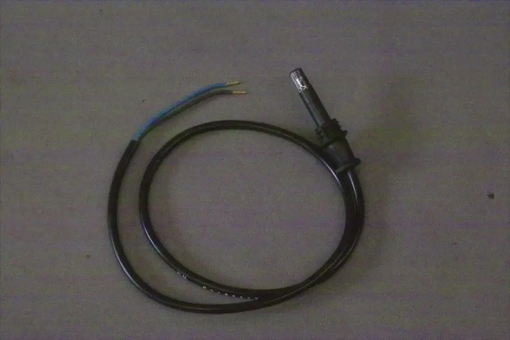 Kabel mit zwei freiliegenden Drähten, einem Stecker sowie einer schwarzen Ummantelung. Es handelt sich um ein Brötje Produkt, das möglicherweise für elektrische Verbindungen verwendet wird.
