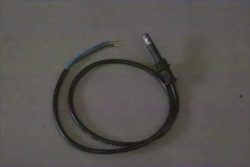 Kabel mit zwei freiliegenden Drähten, einem Stecker sowie einer schwarzen Ummantelung. Es handelt sich um ein Brötje Produkt, das möglicherweise für elektrische Verbindungen verwendet wird.