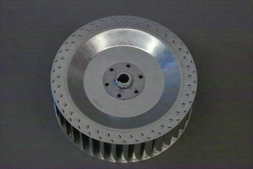 Aluminium-Gebläserad mit radialen Lamellen und zentraler Welle, geeignet für Heizsysteme und möglicherweise von der Marke Brötje.