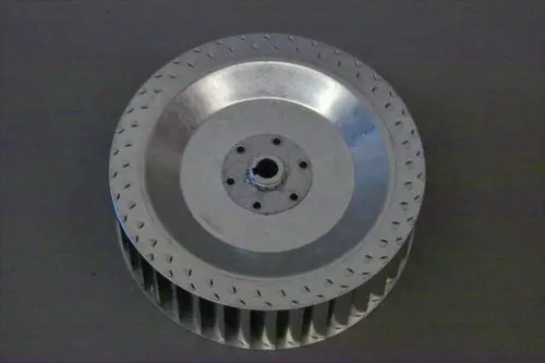 Aluminium-Gebläserad mit radialen Lamellen und zentraler Welle, geeignet für Heizsysteme und möglicherweise von der Marke Brötje.