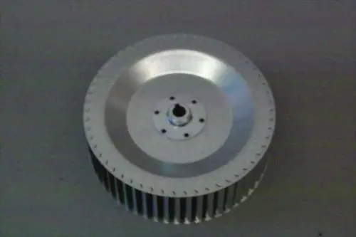 Aluminium-Gebläserad mit konkaver Oberfläche und radialen Rippen. Teil einer Brötje Heizungsanlage für Luftzirkulation oder Wärmeverteilung.