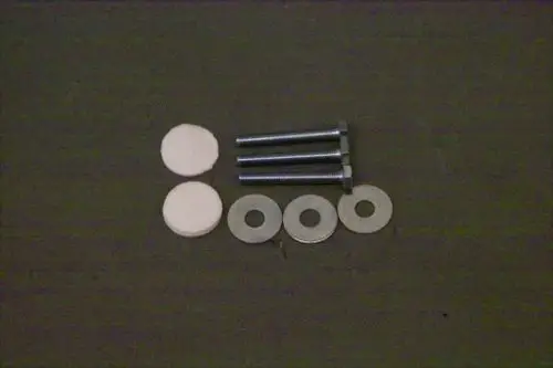Schrauben-Set von Brötje bestehend aus drei Schrauben, zwei runden Dichtungselementen und zwei Unterlegscheiben auf einer neutralen Unterlage.