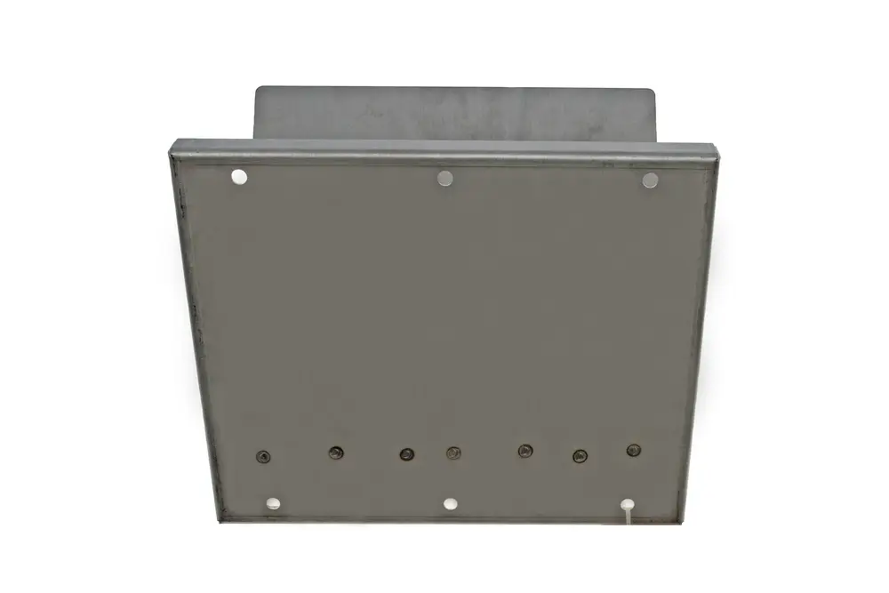 Reinigungsdeckel aus Metall mit mehreren Bohrlöchern und Schrauben, möglicherweise für Geräte von Brötje, auf weißem Hintergrund.