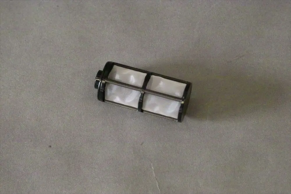 Brötje Filtereinsatz für eine Dosierpumpe, mit transparenten Filtern in einem stabilen Gehäuse. Das Produkt zeigt eine zylindrische Form.