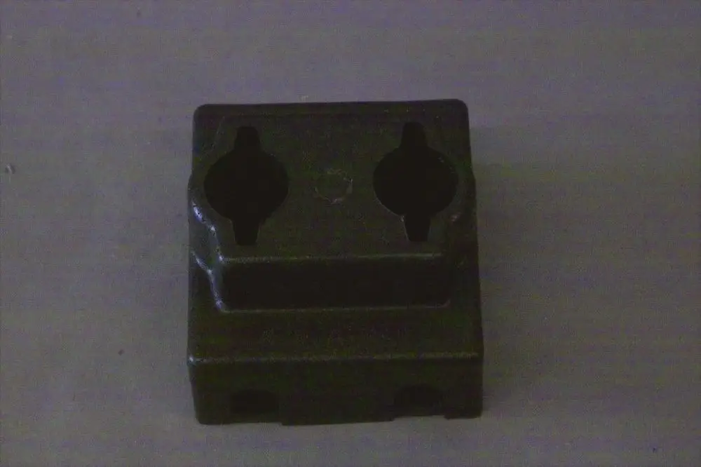 Brötje Isolierschale in schwarzer Farbe mit zwei runden Öffnungen und einer flachen Basis. Die Struktur wirkt stabil und funktional, geeignet für verschiedene Anwendungen.