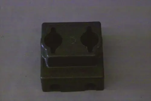 Brötje Isolierschale in schwarzer Farbe mit zwei runden Öffnungen und einer flachen Basis. Die Struktur wirkt stabil und funktional, geeignet für verschiedene Anwendungen.