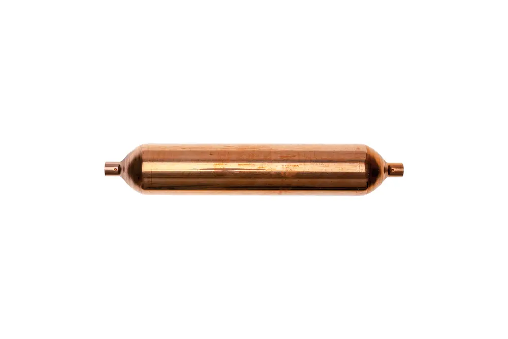 Kupferner Schalldämpfer von Brötje in zylindrischer Form mit zwei Anschlüssen an den Enden. Minimalistische Gestaltung auf weißem Hintergrund.