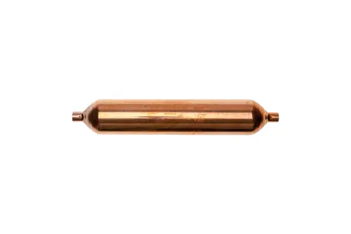 Kupferner Schalldämpfer von Brötje in zylindrischer Form mit zwei Anschlüssen an den Enden. Minimalistische Gestaltung auf weißem Hintergrund.