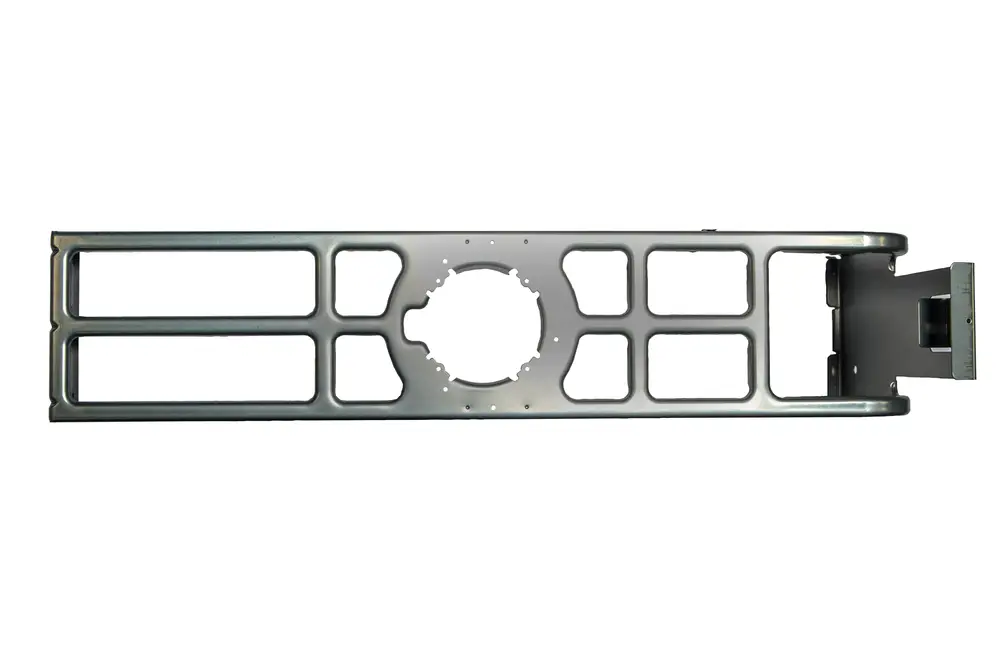 Halter von Brötje für Gebläsemotor, vorbehandelt mit einer metallischen Oberfläche. Sichtbare Öffnungen und Ausschnitte für Montage enthalten.