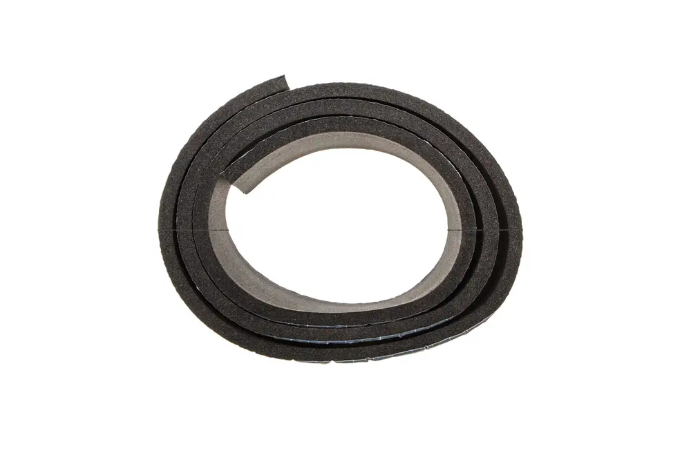 Schwarze Dichtungsmanschette von Brötje, aufgerollt, aus flexiblem Material, geeignet für verschiedene Anwendungen im Heizungsbereich.