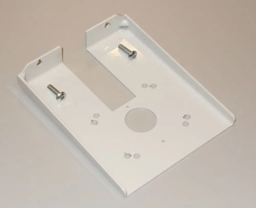 Weißes Halteblech mit Schrauben und Aussparungen, für die Montage konzipiert. Geeignet für Brötje Produkte, robustes Design.