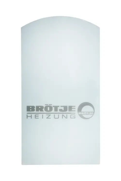 Brötje-Heizungsblende mit einer glatten, ovalen Oberkante und dem Brötje-Logo in der unteren Mitte. Die Oberfläche ist hell und besitzt eine klare, dezente Gestaltung.