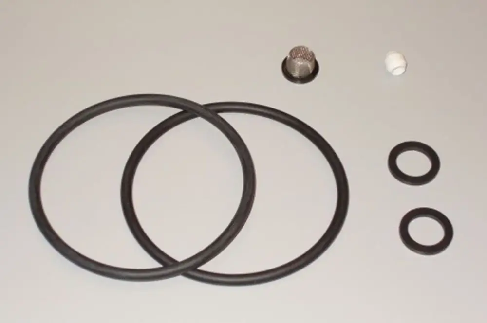 Dichtungs-Set mit mehreren o-förmigen Dichtungen und einem Gitterelement, hergestellt von Brötje, angeordnet auf einer neutralen Unterlage.