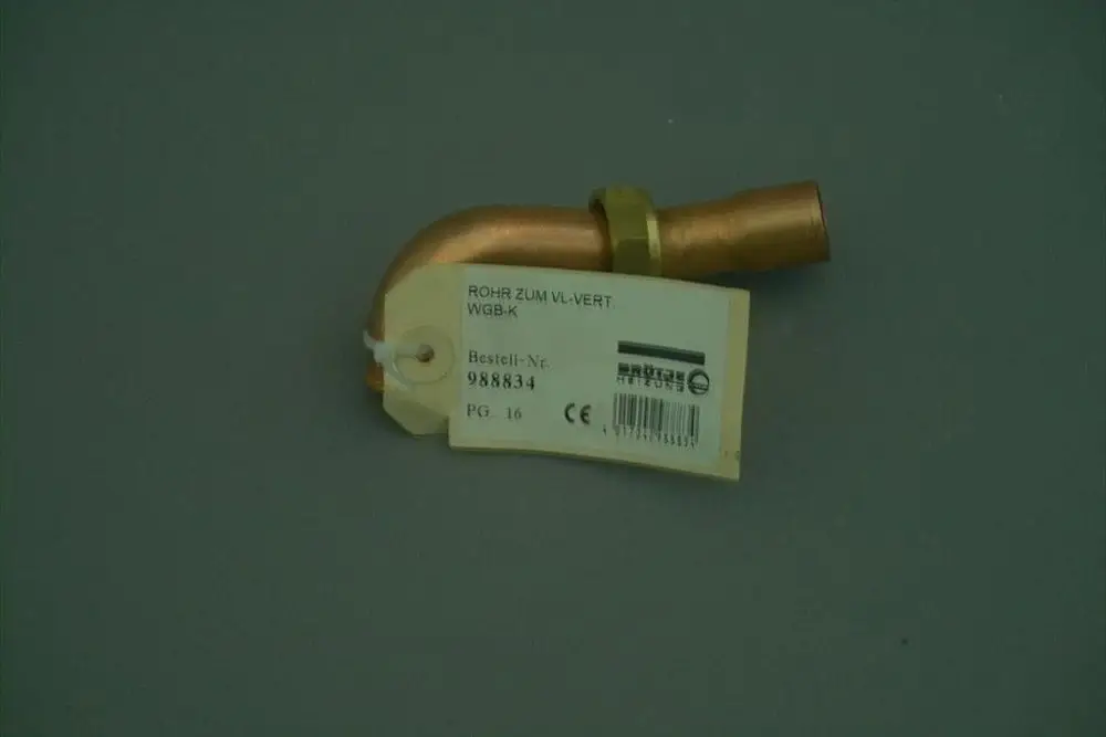 Kupferrohr mit gebogenem Ende und einer Befestigung, möglicherweise für Brötje-Zündgebläse, präsentiert auf neutralem Hintergrund.