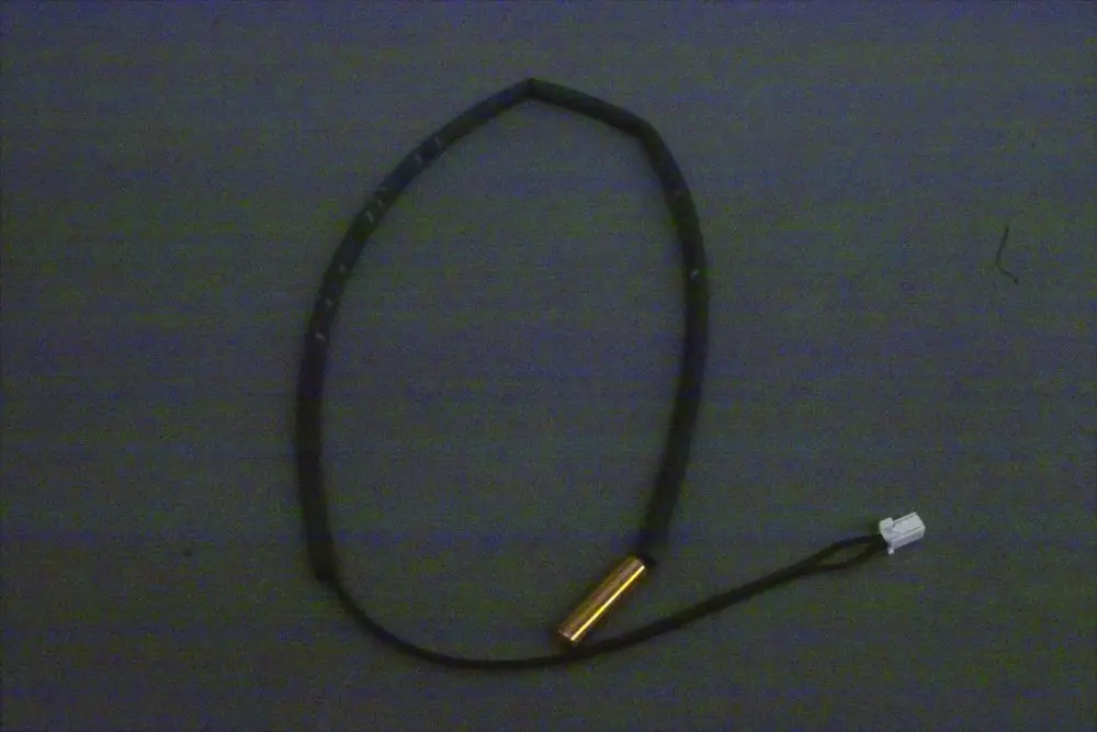 Schwarzes Kabel mit einem goldenen Metallzylinder und weißem Stecker, vermutlich ein Sensor von Brötje, zur Verwendung in einem Heizsystem.
