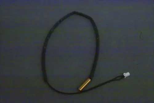 Schwarzes Kabel mit einem goldenen Metallzylinder und weißem Stecker, vermutlich ein Sensor von Brötje, zur Verwendung in einem Heizsystem.