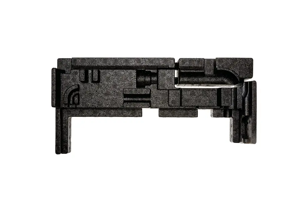 Schwarzes Bauteil mit komplexer Geometrie, möglicherweise eine Pumpenkomponente, gefertigt von Brötje, auf weißem Hintergrund.