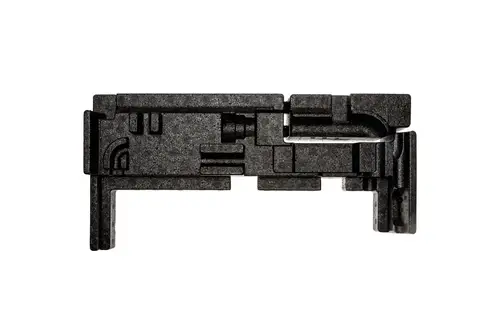 Schwarzes Bauteil mit komplexer Geometrie, möglicherweise eine Pumpenkomponente, gefertigt von Brötje, auf weißem Hintergrund.