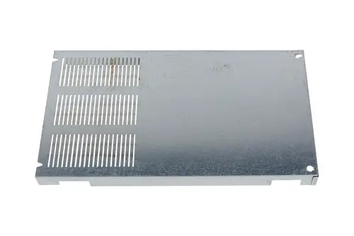 Metallabdeckung von Brötje für Regelungsbox mit Belüftungsschlitzen, flache Oberfläche und Montagemöglichkeiten in den Ecken.